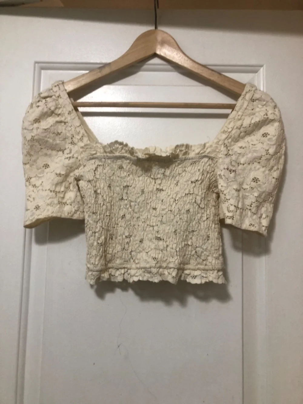 Zara cream-colored floral lace crop top featuring a square neckline Size XS - Picture 5 of 7